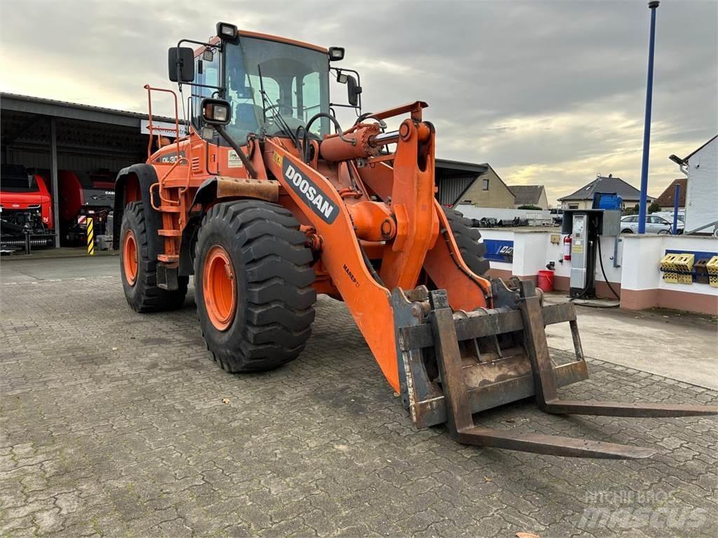 Doosan DL 300 Carregadeiras de rodas