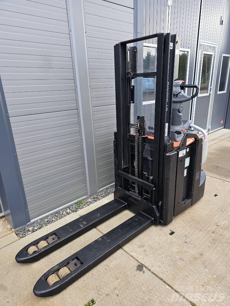 BT SPE 200 D 2500mm Empilhador para operador externo