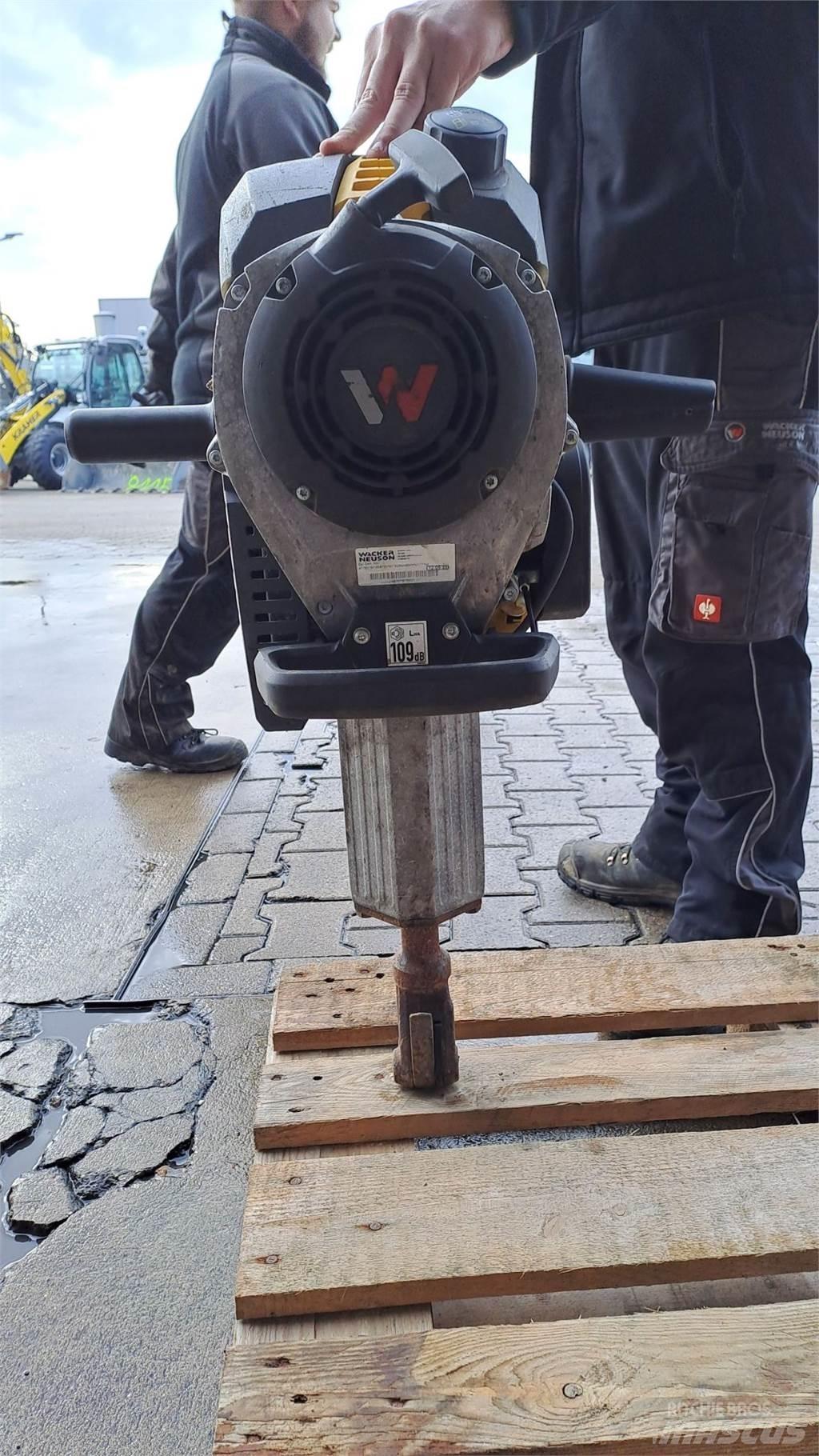 Wacker Neuson BH55 Saltitões
