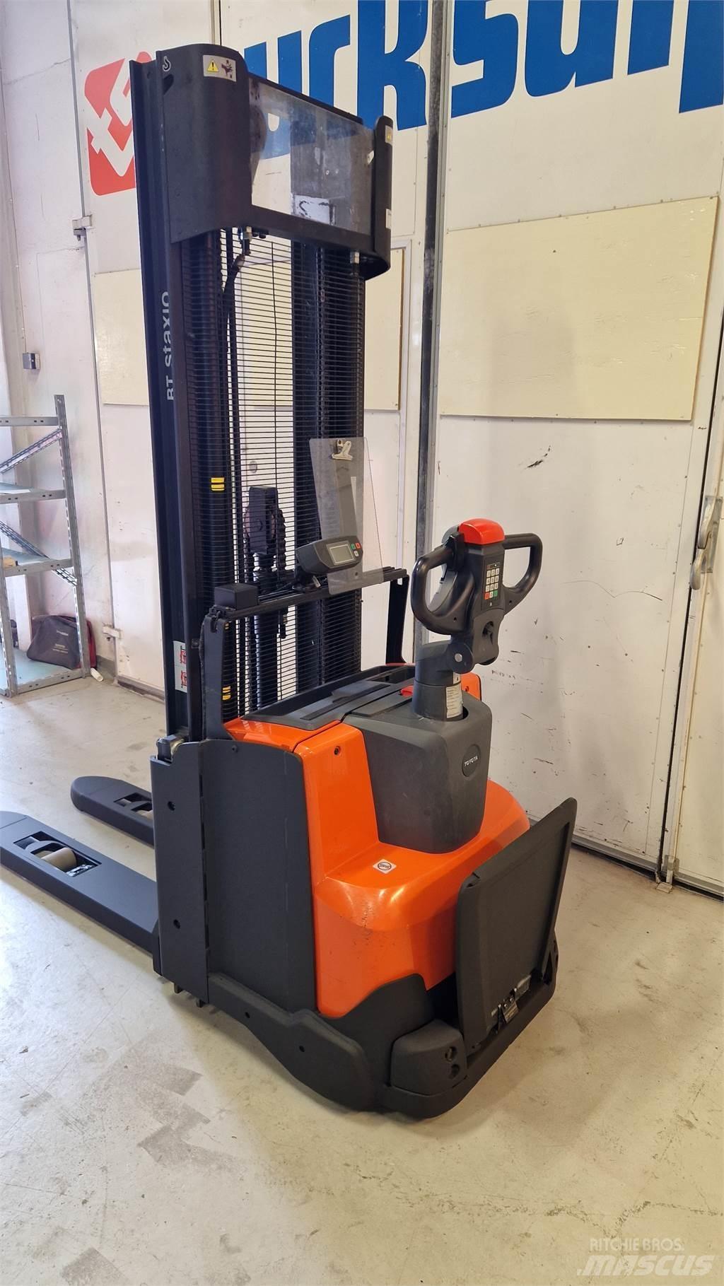 Toyota SWE140L Empilhador para operador externo