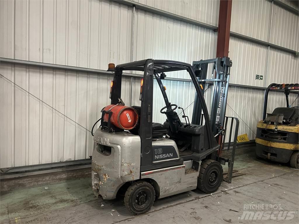 Nissan P1D1A18LQ Empilhadores a gás