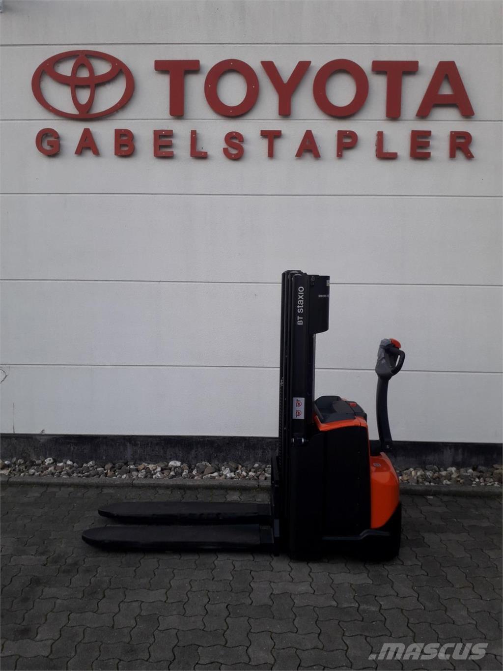 Toyota SWE120 Self propelled stackers