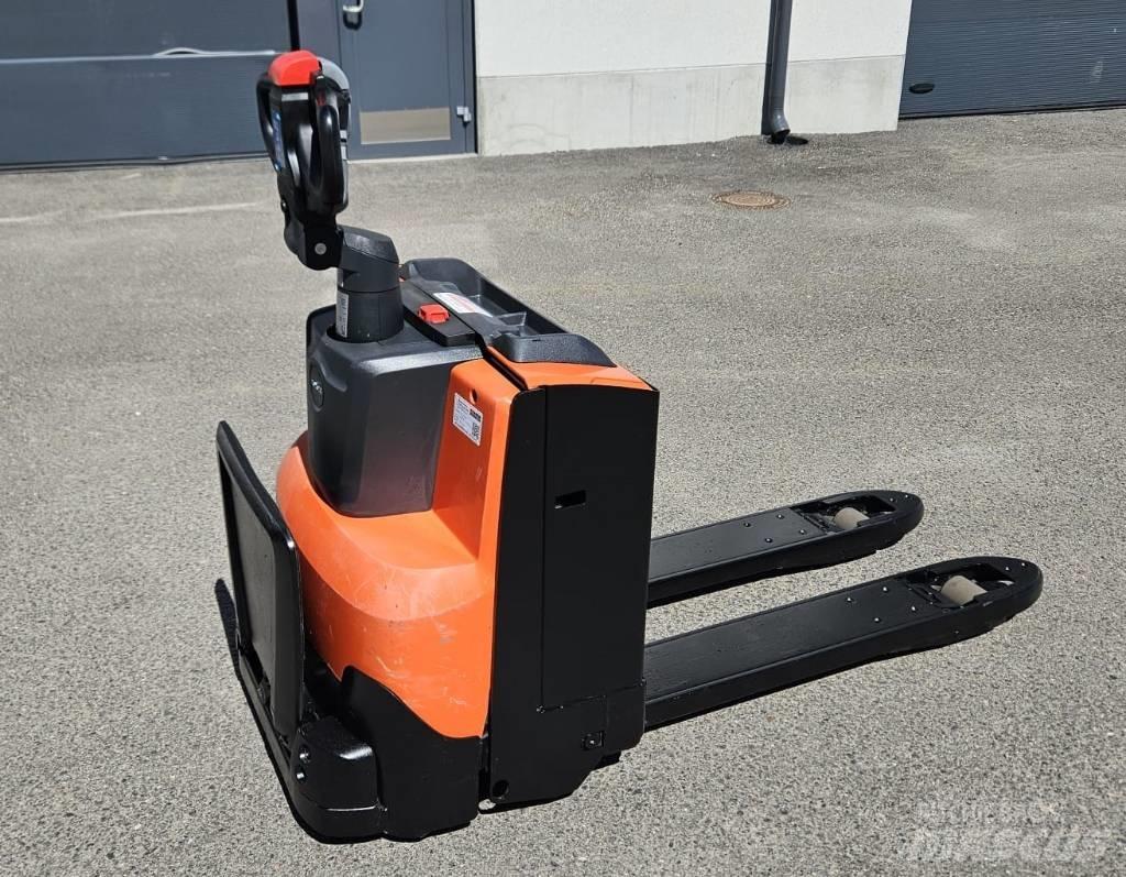 Toyota LWE 200 Porta-paletes com plataforma