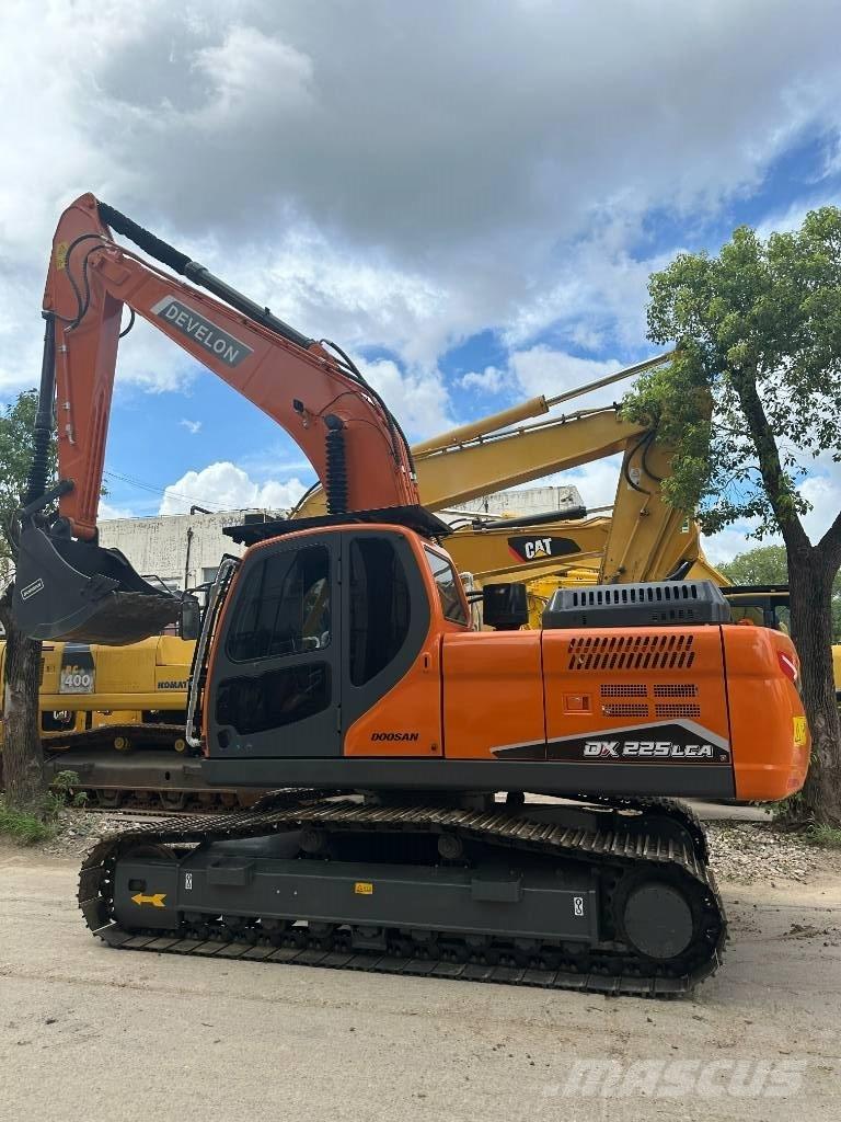 Develon DX 225 LCA Escavadoras Midi 7t - 12t