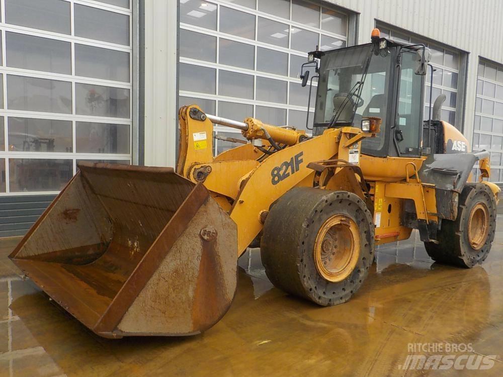 CASE 821 F Carregadeiras de rodas