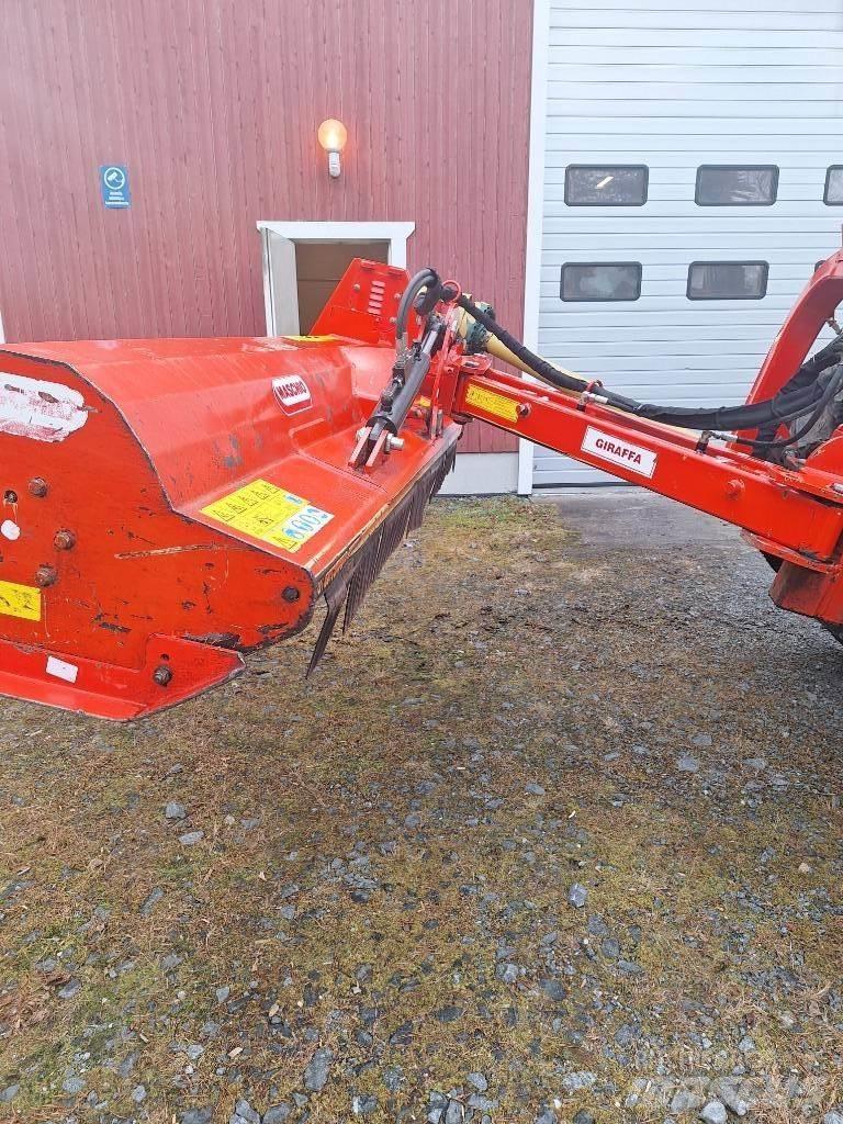 Maschio Giraffa 210 Gadanheiras e cortadores de folhas para pastos