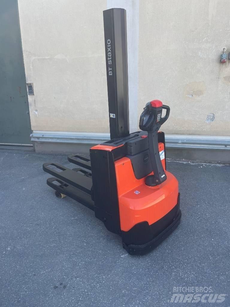 BT SWE080L Empilhador para operador externo