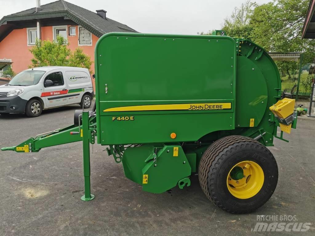 John Deere F440E Enfardadeira de rolos