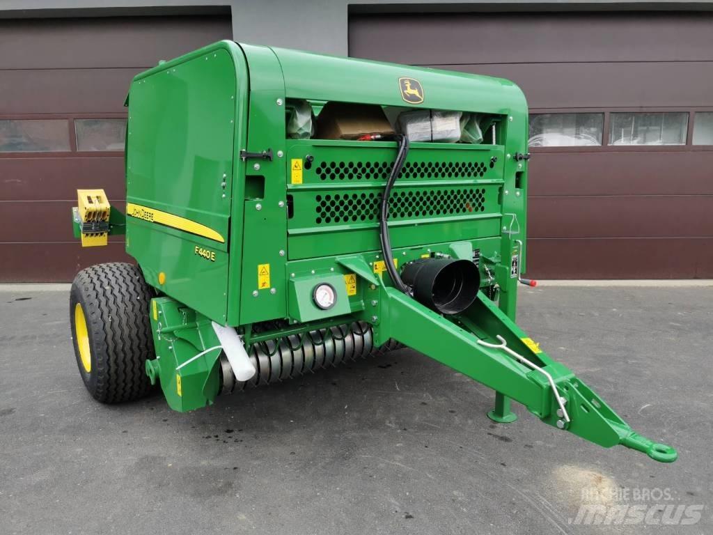 John Deere F440E Enfardadeira de rolos