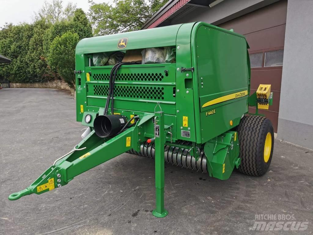 John Deere F440E Enfardadeira de rolos