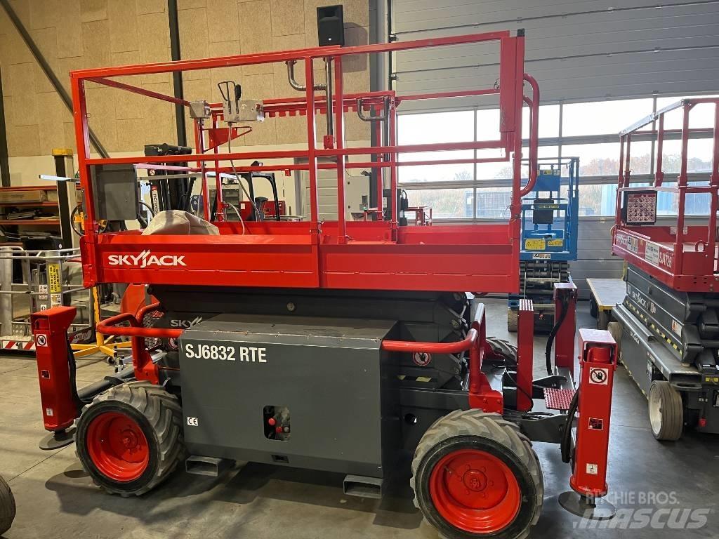 SkyJack SJ 6832 RTE Elevadores de tesoura