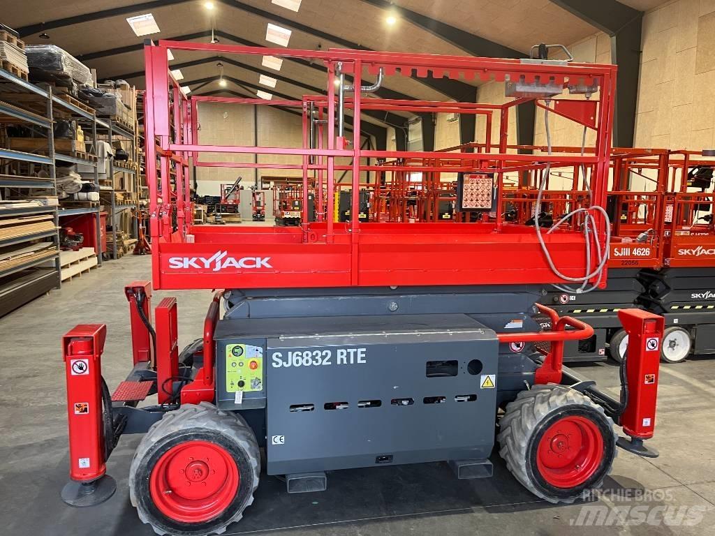 SkyJack SJ 6832 RTE Elevadores de tesoura