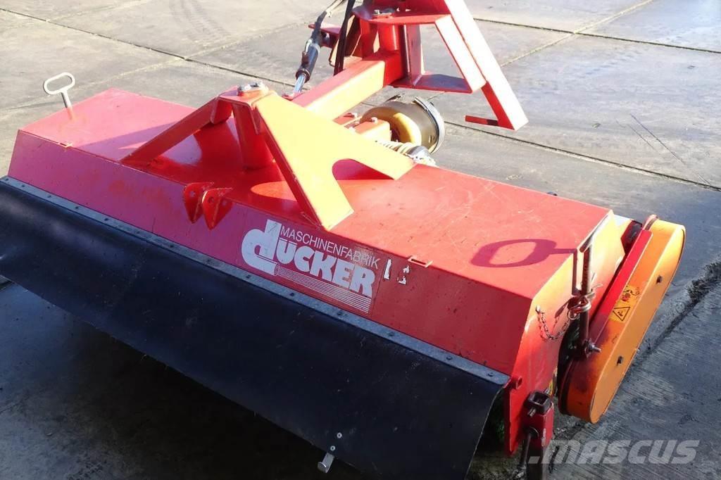Dücker Veegmachine Camiões varredores
