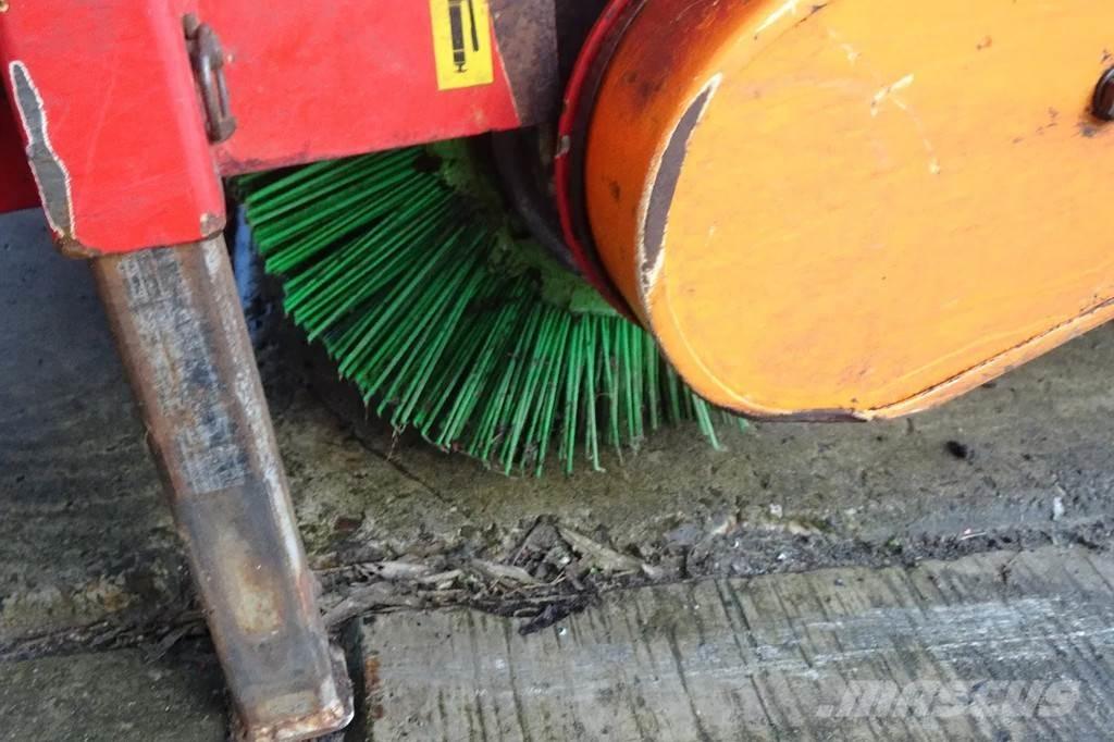 Dücker Veegmachine Camiões varredores