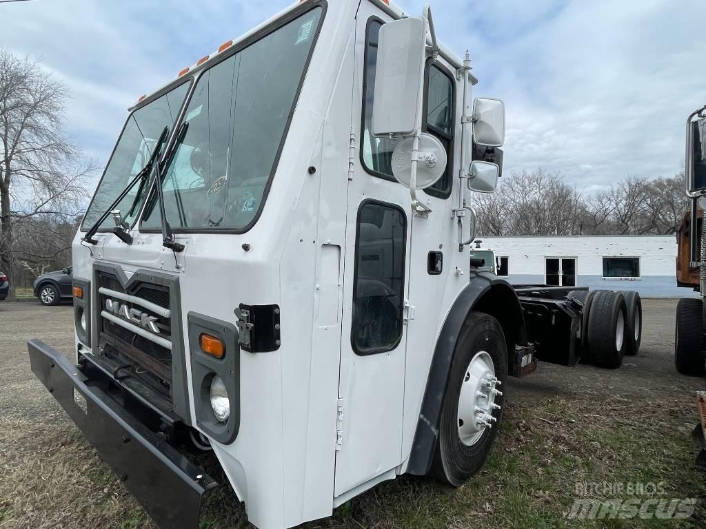 Mack LEU613 Camiões de chassis e cabine