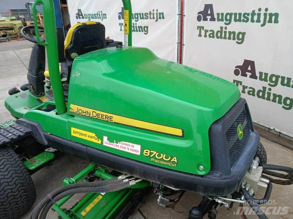 John Deere 8700 A Corta-Relvas Riders
