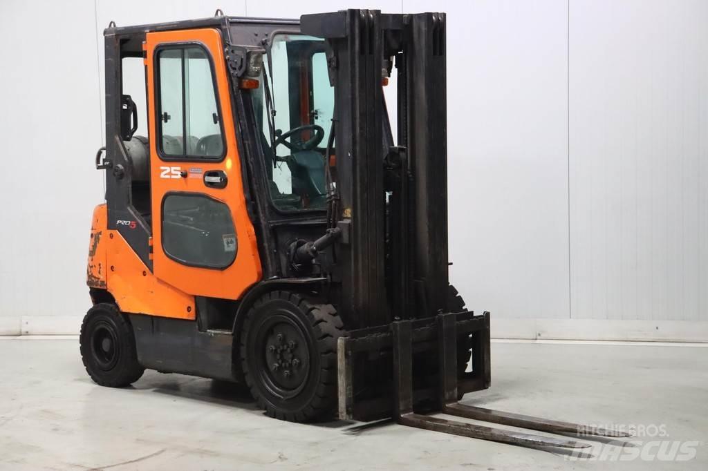 Doosan G25E-5 Empilhadores a gás