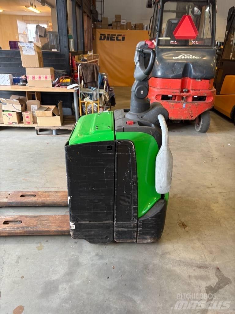 Cesab P322 Porta-paletes com plataforma