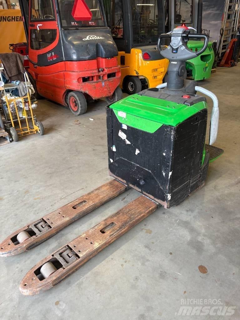 Cesab P322 Porta-paletes com plataforma