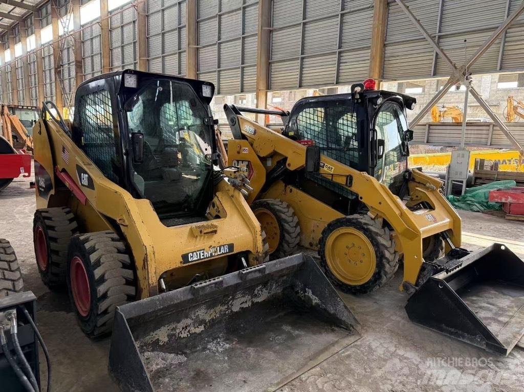 CAT 246C and 262D Minicarregadeiras