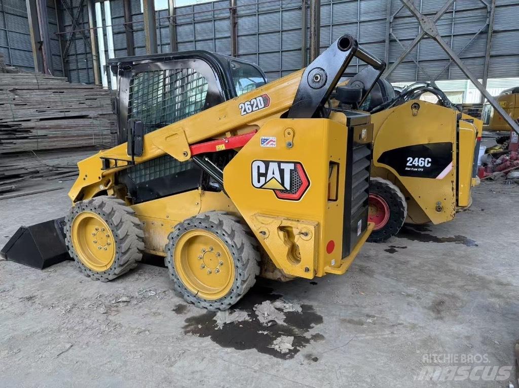 CAT 246C and 262D Minicarregadeiras