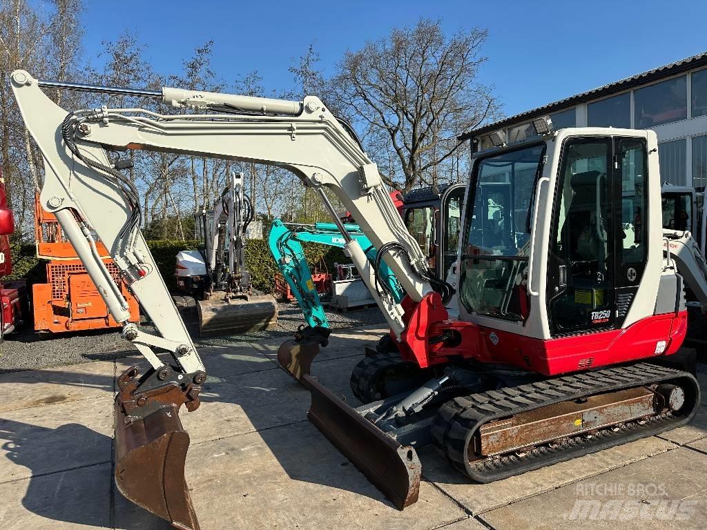 Takeuchi TB250 Miniescavadeiras