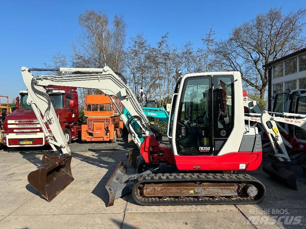 Takeuchi TB250 Miniescavadeiras
