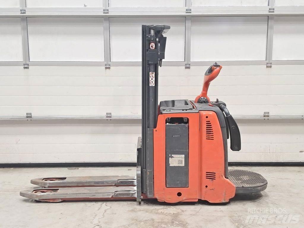 Linde D12 AP Empilhador para operador externo