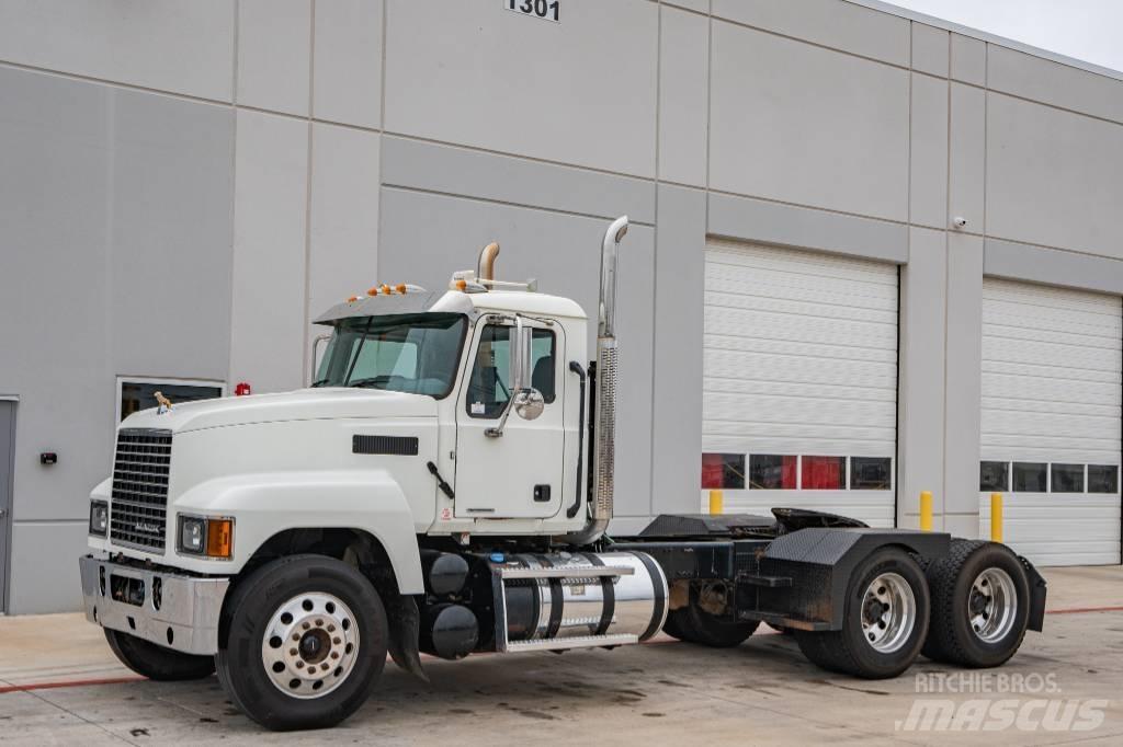 Mack Pinnacle Cavalos Mecânicos
