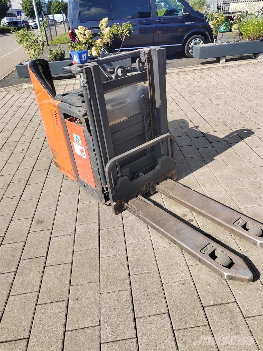 Linde L12 LHP SP Self propelled stackers