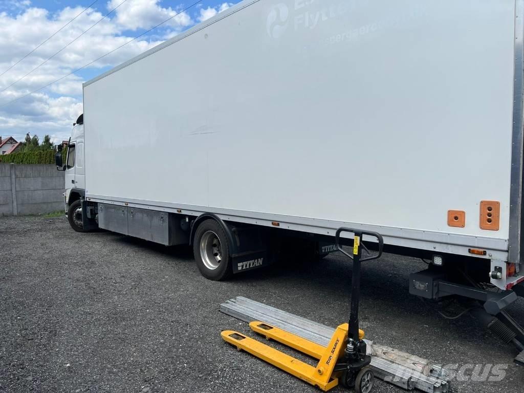 Volvo FM 330 Caminhões de caixa fechada