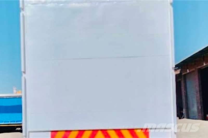  Custom Curtainside Outros Reboques