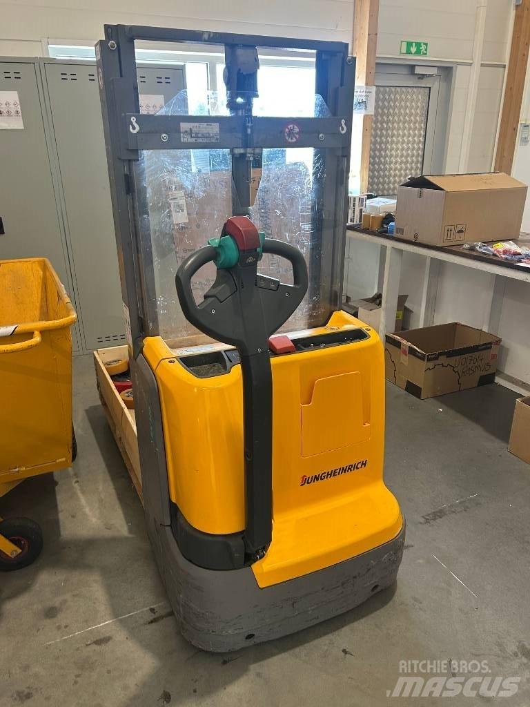 Jungheinrich EJC 110 Empilhador para operador externo