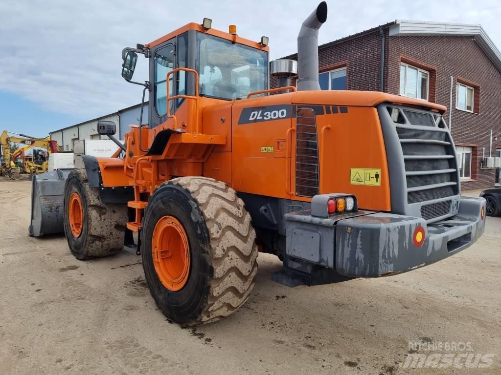 Doosan DL 300 Carregadeiras de rodas