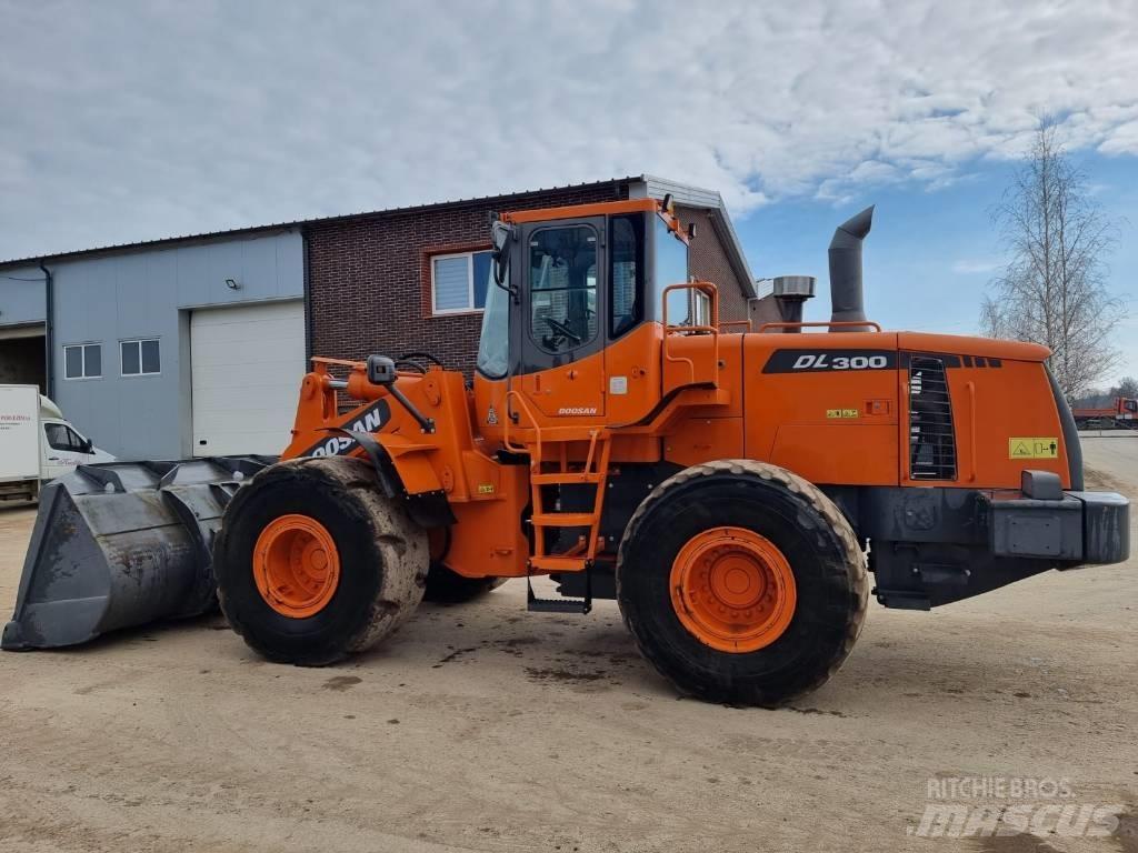 Doosan DL 300 Carregadeiras de rodas