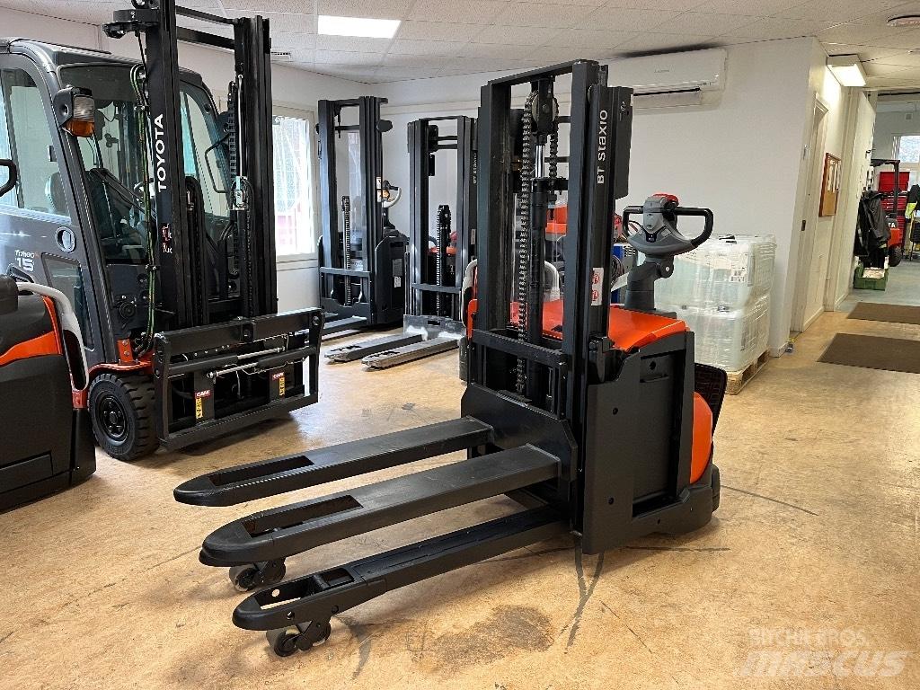BT SWE 200 D Empilhador para operador externo