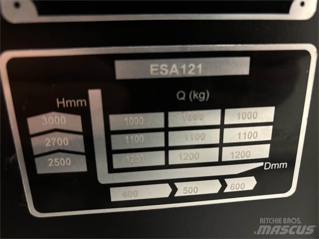 ESA 121 Empilhador para operador externo