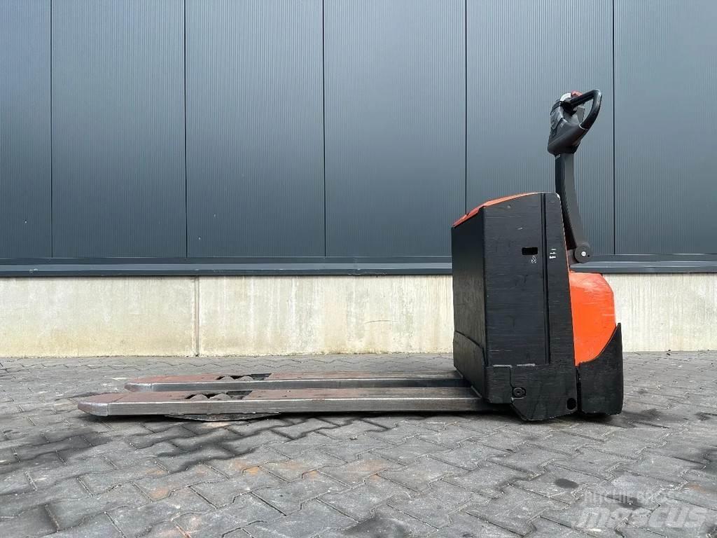 BT LWE180 Empilhador para operador externo