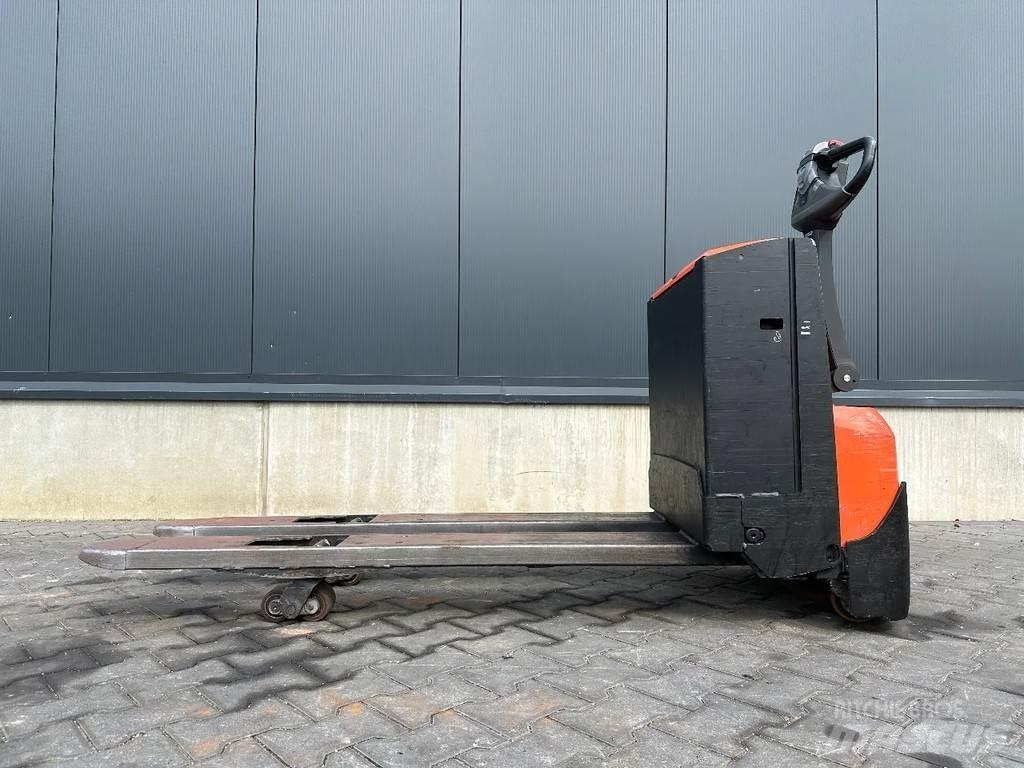 BT LWE180 Empilhador para operador externo