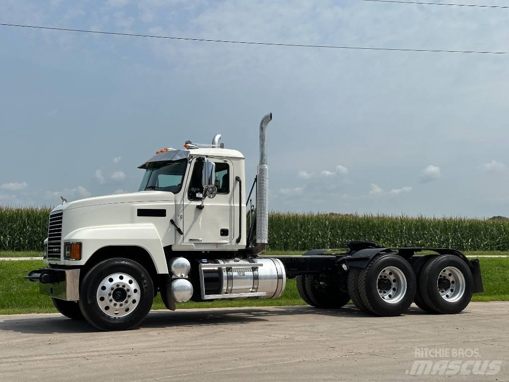 Mack Pinnacle 64ft Cavalos Mecânicos