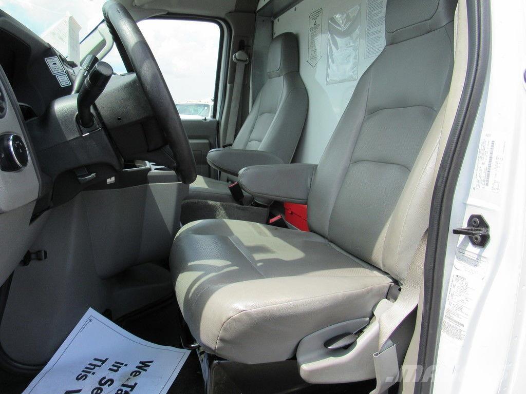 Ford E-350 Caminhões de caixa fechada