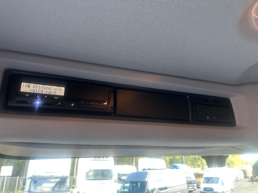 Scania P250 Caminhões de caixa fechada
