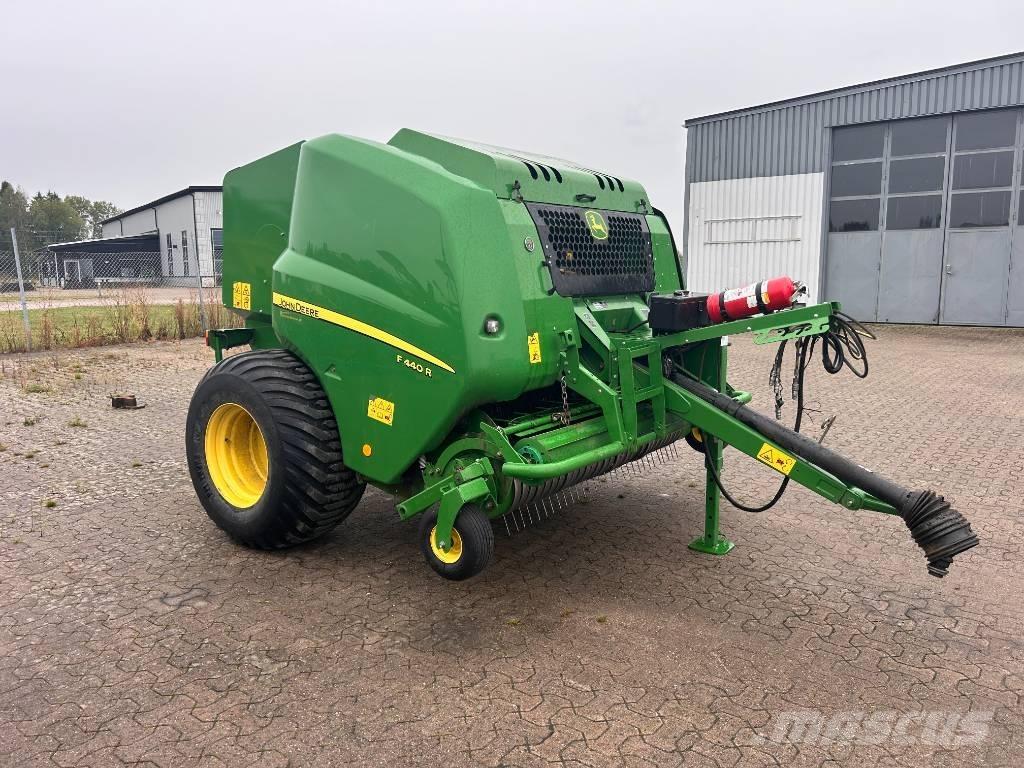 John Deere F 440 Enfardadeira de rolos