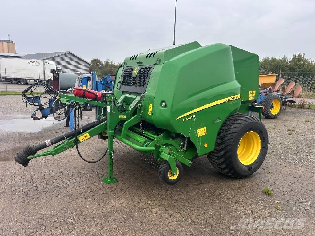 John Deere F 440 Enfardadeira de rolos