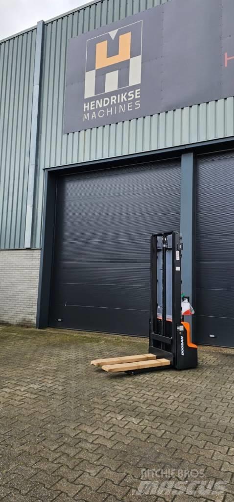 Doosan LSM 12 N Empilhador para operador externo