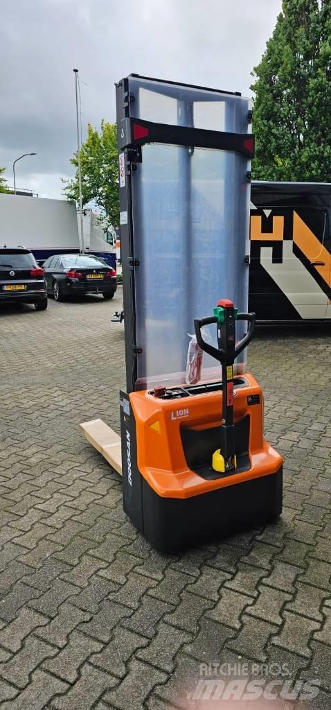 Doosan LSM 12 N Empilhador para operador externo