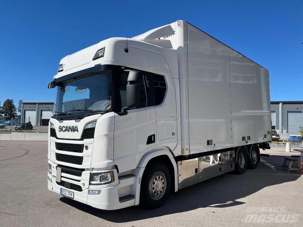 Scania R590 Caminhões de caixa fechada