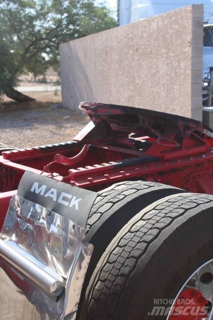 Mack Anthem Cavalos Mecânicos