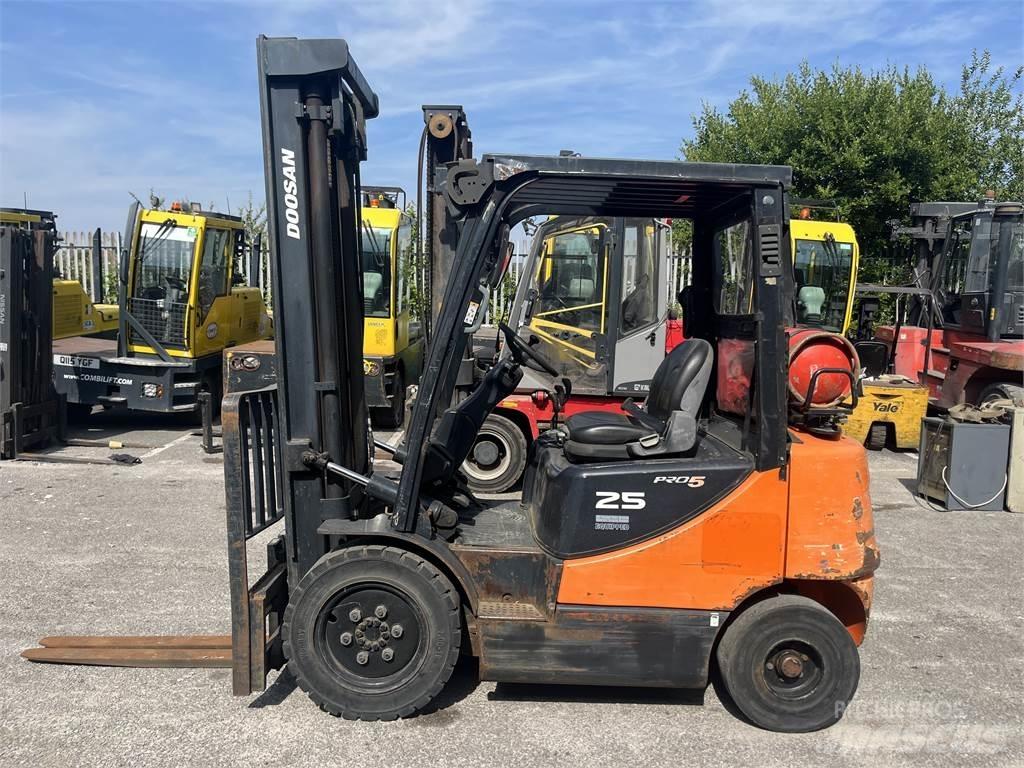 Doosan G25E-5 Empilhadores a gás