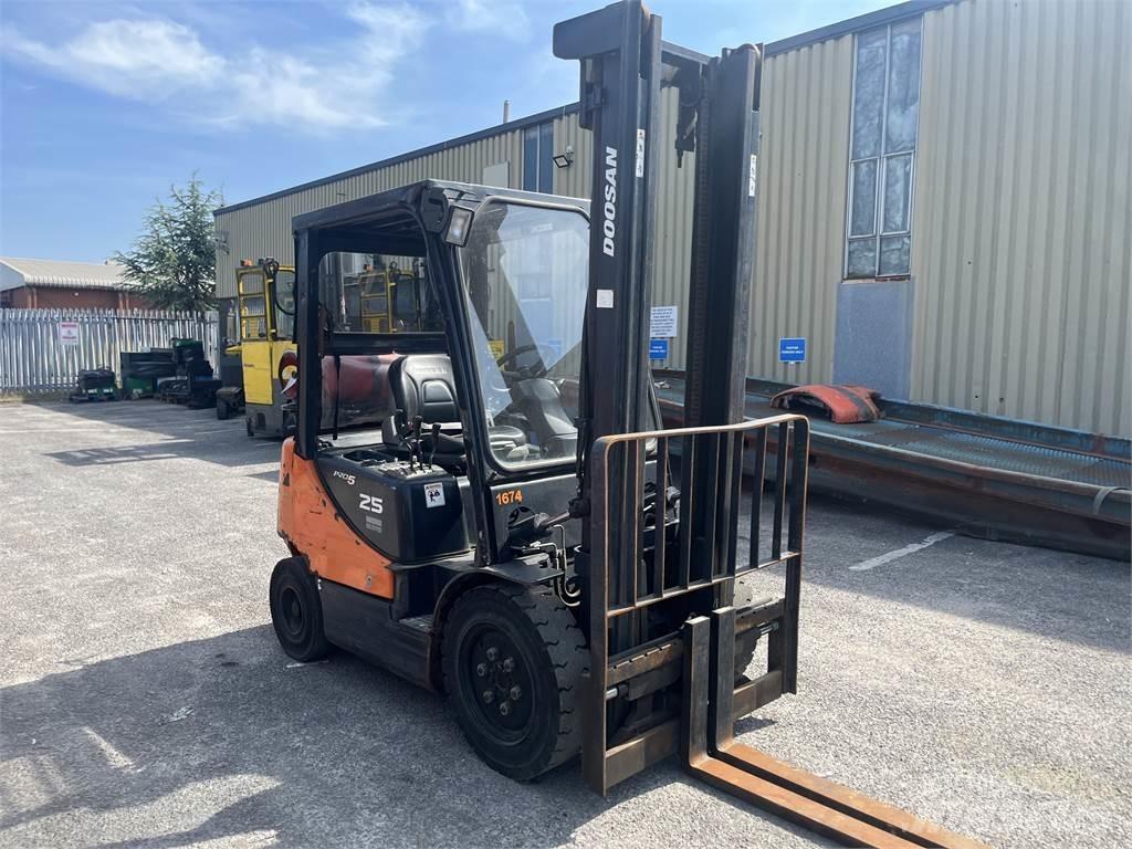Doosan G25E-5 Empilhadores a gás